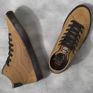 NWT Vans The Lizzie Shoe, in Dirt/Black Men’s hi-tops Size 9